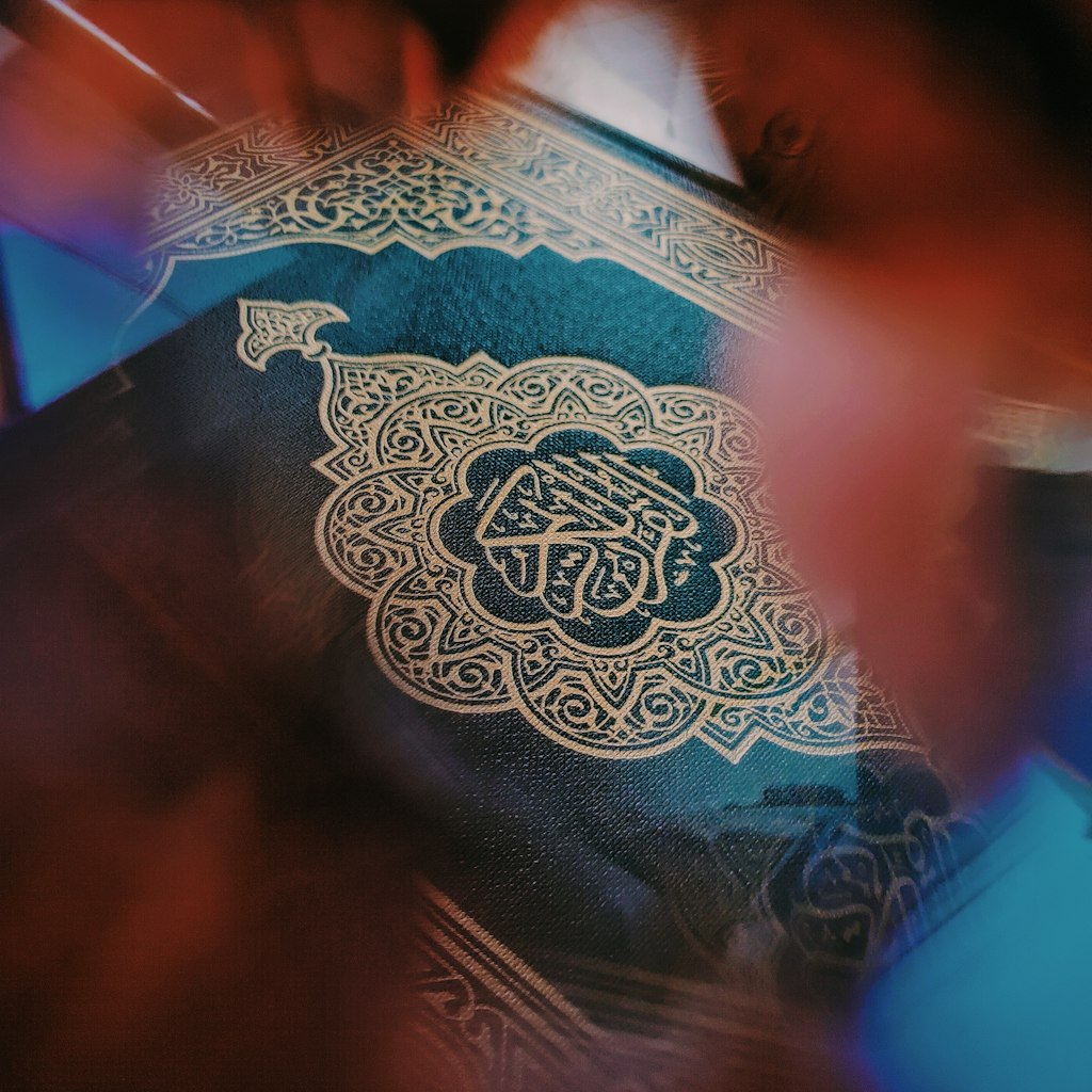لفهم ذلك، يجب أن ننظر إلى المصدر الأساسي. تأمل القرآن 2:153: 'يَا أَيُّهَا الَّذِينَ آمَنُوا اسْتَعِينُوا
