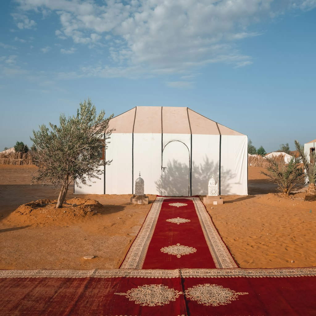 علاوة على ذلك، يمكن أن تعني كلمة 'بناء' أيضًا هيكلًا يوفر مأوى، مثل خيمة. والخيمة