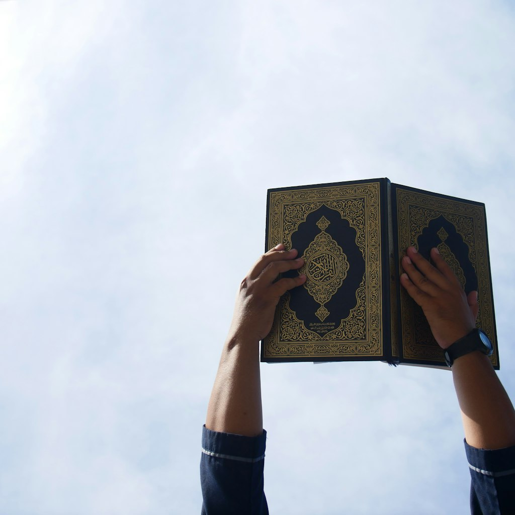علاوة على ذلك، يتضمن تناول القرآن لمواجهة فرعون طلب السحرة