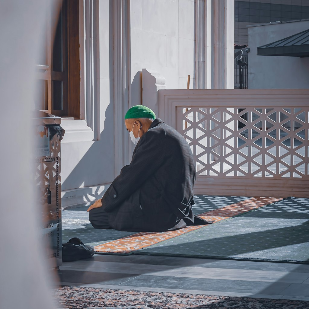 علاوة على ذلك، لا يقول القرآن إن التوراة والإنجيل توقفا عن كونهما مرجعاً. بل يسميهما