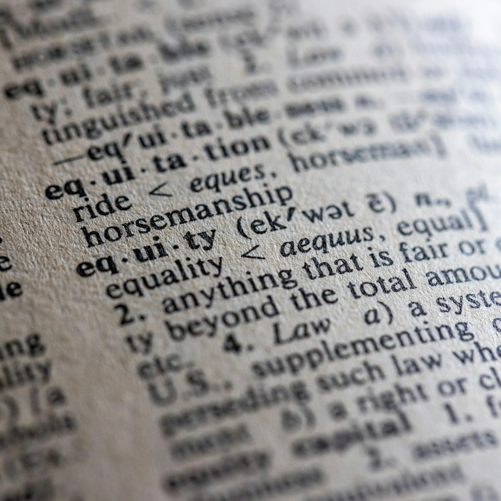 من الناحية اللغوية، لا يمكننا تجاهل أن القرآن يصف الله بأنه غير محدود بالمكان