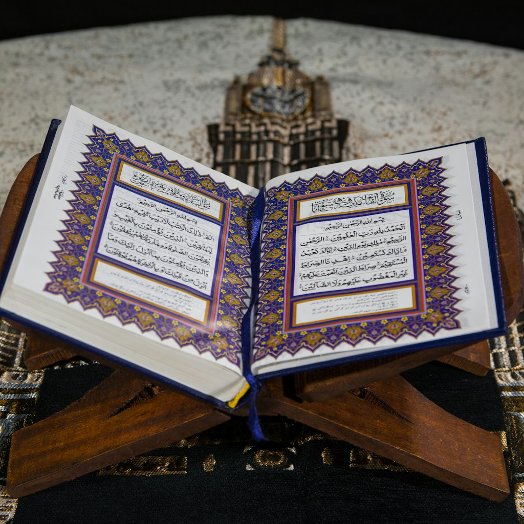 علاوة على ذلك، يشير القرآن إلى هذه الكتب بأنها 'كتاب الله' في 2:101 و3:78