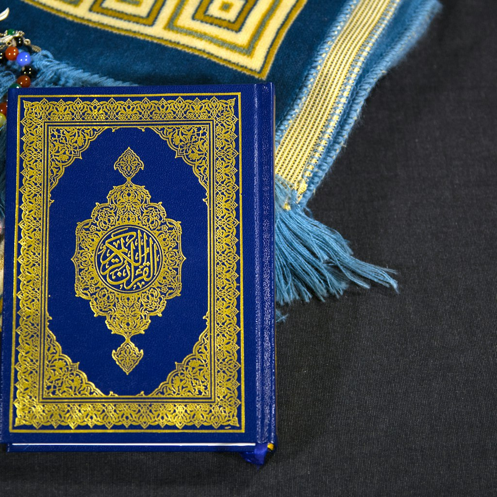 يُترك للقارئ خيار: إما قبول رواية الاقتباس على أساس تشابه غامض